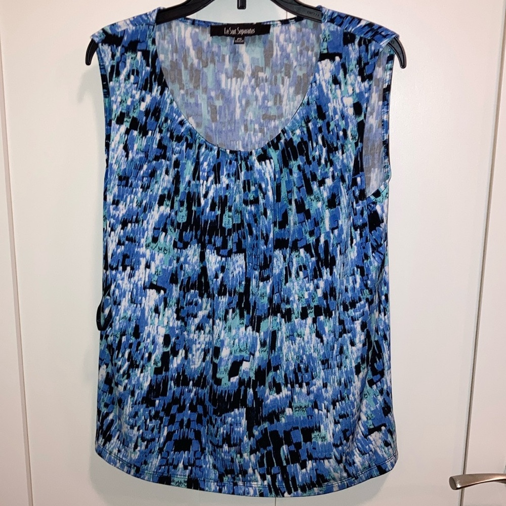 Petite NWT sleeveless top. Le Suit Separates.
